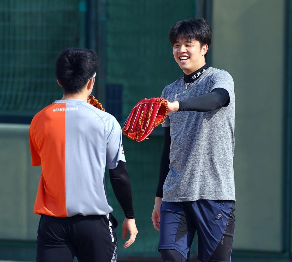 　石井（左）とキャッチボールを終え、笑顔を見せる才木（撮影・山口登）