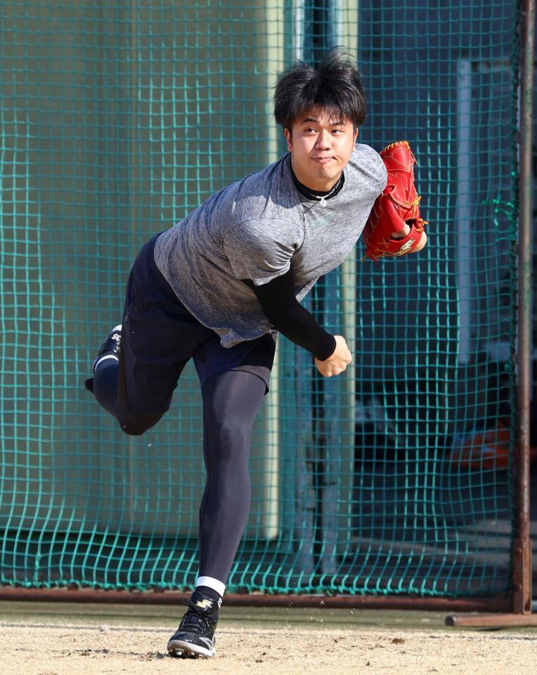 　キャッチボールする才木（撮影・山口登）