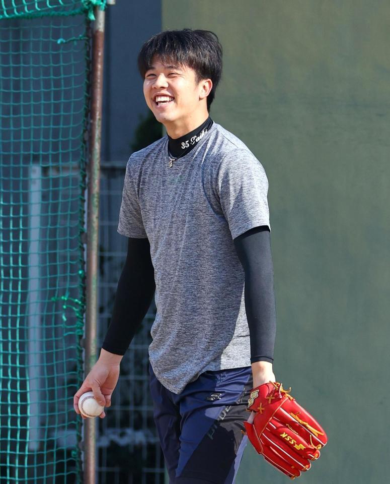 　笑顔を見せキャッチボールする才木（撮影・山口登）