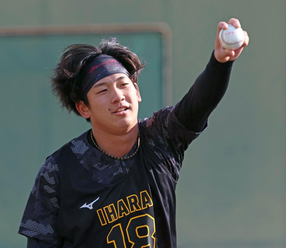 　キャッチボールへ向かう伊原（撮影・立川洋一郎）