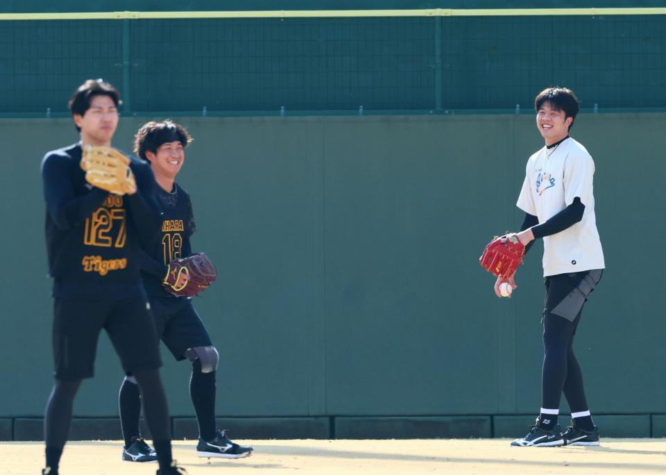 　言葉を交わし笑顔を見せる（右から）才木と伊原（撮影・立川洋一郎）