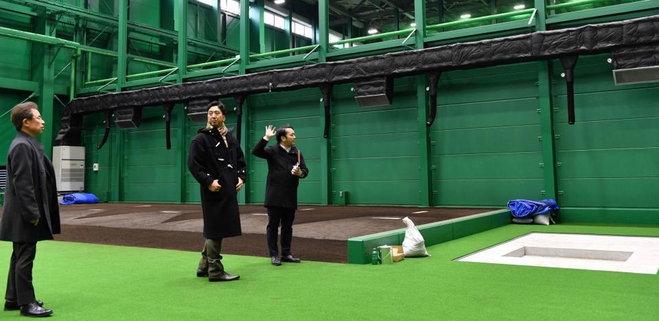 　新施設のブルペンを見学する藤川監督（中央）＝撮影・中田匡峻