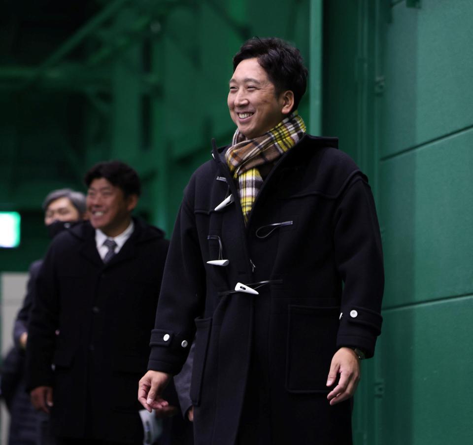 　新施設を笑顔で視察する藤川監督（撮影・中田匡峻）