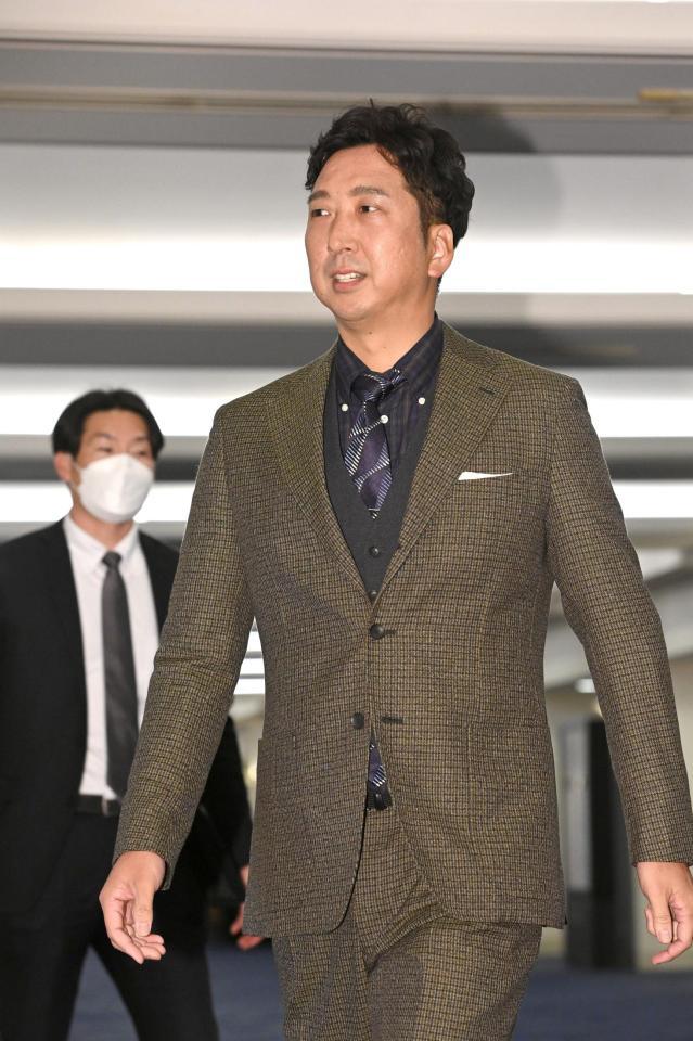 　スタッフ会議会場に向かう藤川監督（撮影・北村雅宏）