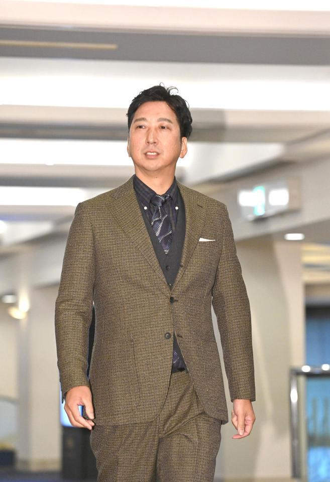 　スタッフ会議会場に向かう藤川監督（撮影・北村雅宏）