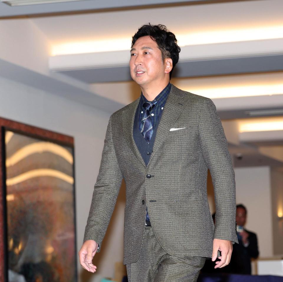 　スタッフ会議に向かう藤川監督（撮影・中田匡峻）