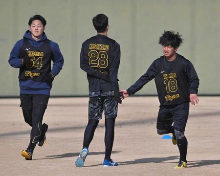 　ウオーミングアップする木下（左）と伊原（右）＝撮影・北村雅宏