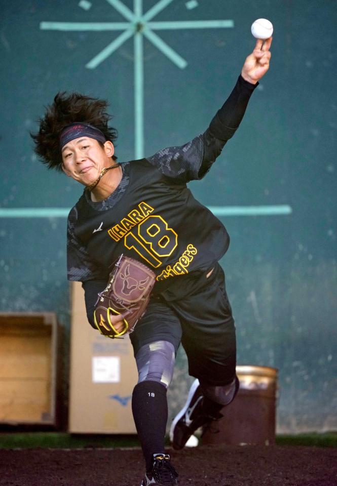 　自主トレで初のブルペン入りをして投球する伊原