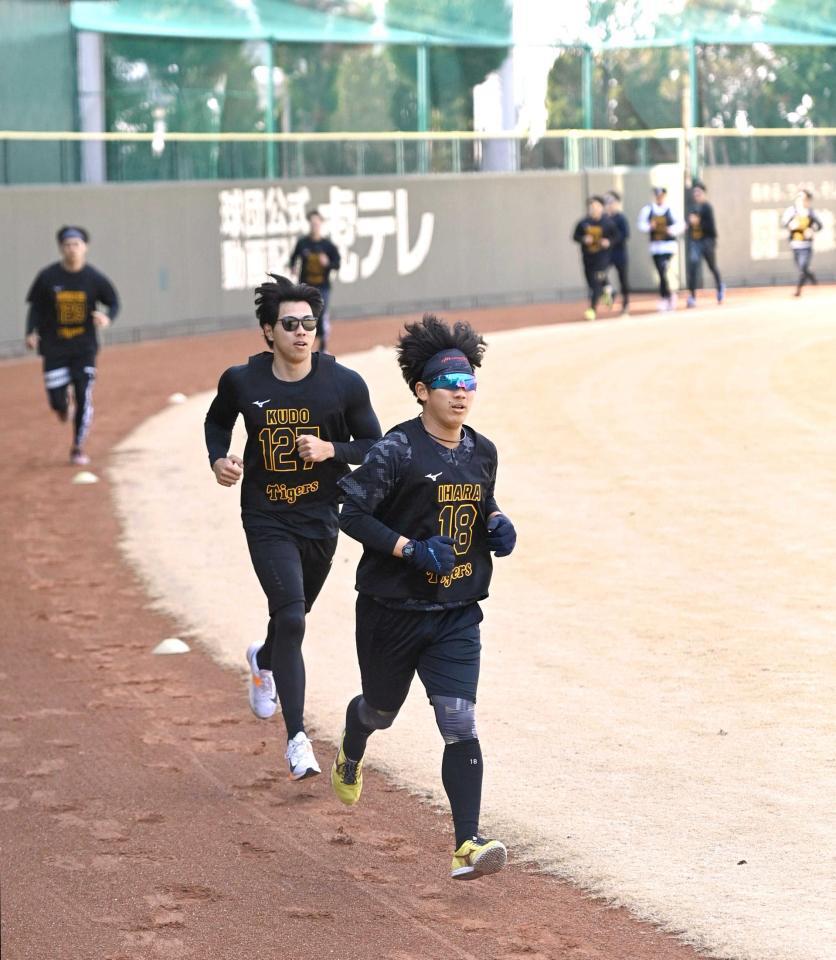 　３０００メートル走で後続を引き離す伊原（中央）＝撮影・北村雅宏