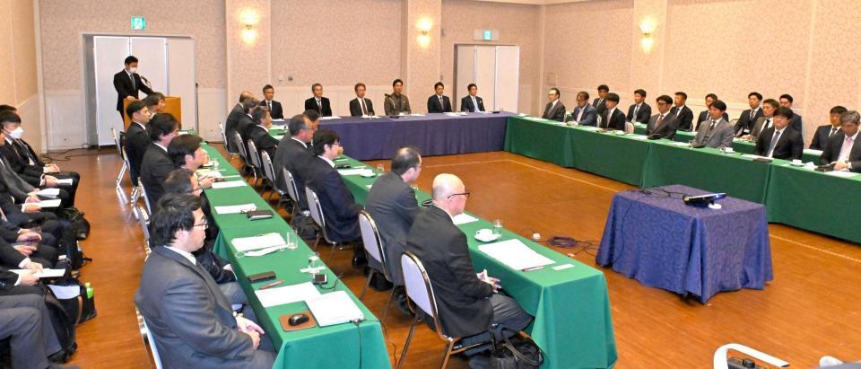 　首脳陣が集まり行われたスタッフ会議（撮影・北村雅宏）