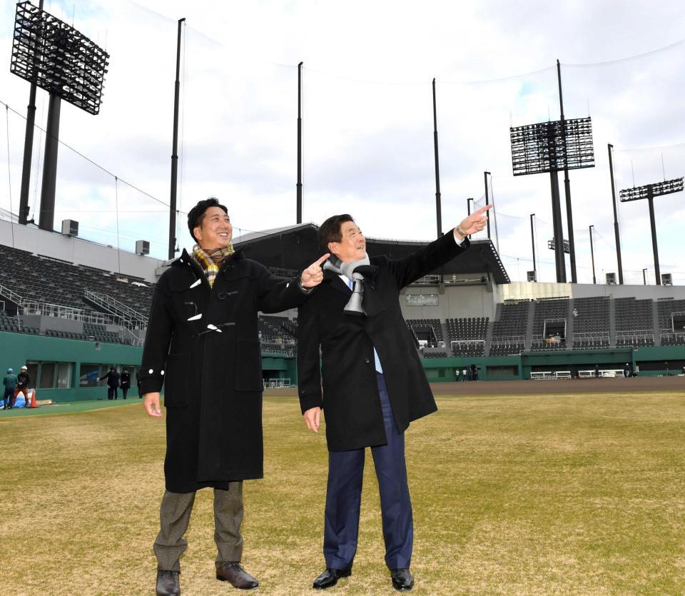 　新グラウンドで笑顔を見せる藤川監督（左）と平田２軍監督（撮影・中田匡峻）