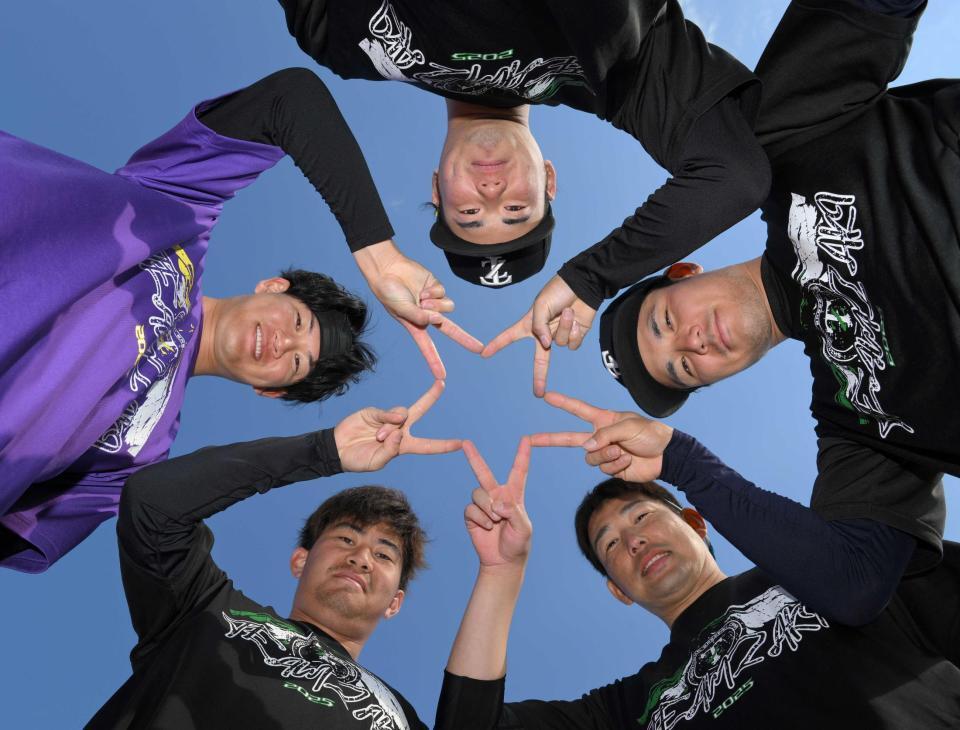 　５人で白星をつかみ取る！自主トレを打ち上げた（右下から時計回りに）岩崎、桐敷、及川、川原、栄枝（撮影・伊藤笙子）