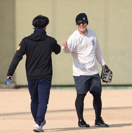 　井坪（左）からあいさつされる豊田（撮影・中田匡峻）