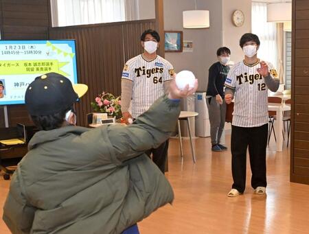 　施設を利用していた少年とキャッチボールする坂本（右端）と岡留（中央）＝撮影・石井剣太郎