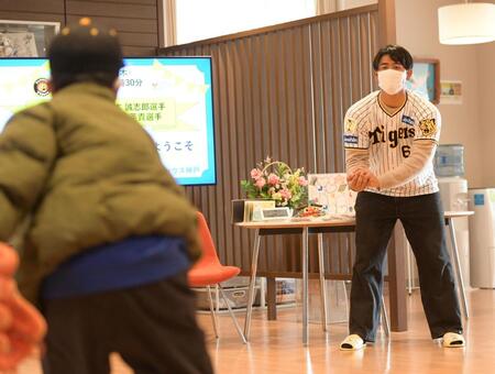 　施設を利用していた少年とキャッチボールする岡留（撮影・石井剣太郎）