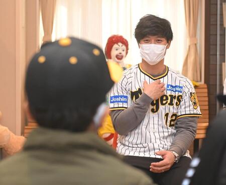 　笑顔で交流する坂本（撮影・石井剣太郎）