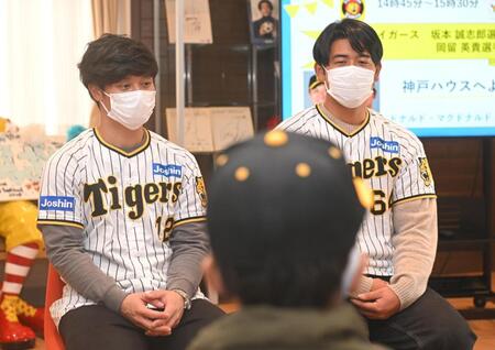 　質問に応じる坂本（左）と岡留（撮影・石井剣太郎）