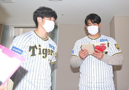 　施設を見学する坂本（左）と岡留（撮影・石井剣太郎）