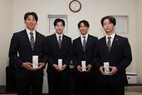 　２０歳記念品贈呈式に参加した（左から）茨木、門別、戸井、井坪（球団提供）