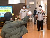 　施設を利用していた少年とキャッチボールする坂本（右端）と岡留（中央）＝撮影・石井剣太郎