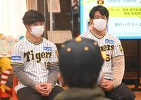 　質問に応じる坂本（左）と岡留（撮影・石井剣太郎）