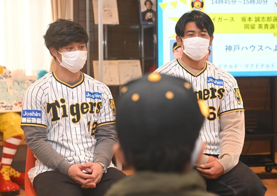 　質問に応じる坂本（左）と岡留（撮影・石井剣太郎）