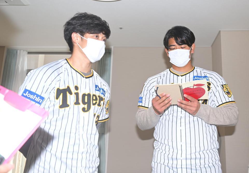 　施設を見学する坂本（左）と岡留（撮影・石井剣太郎）