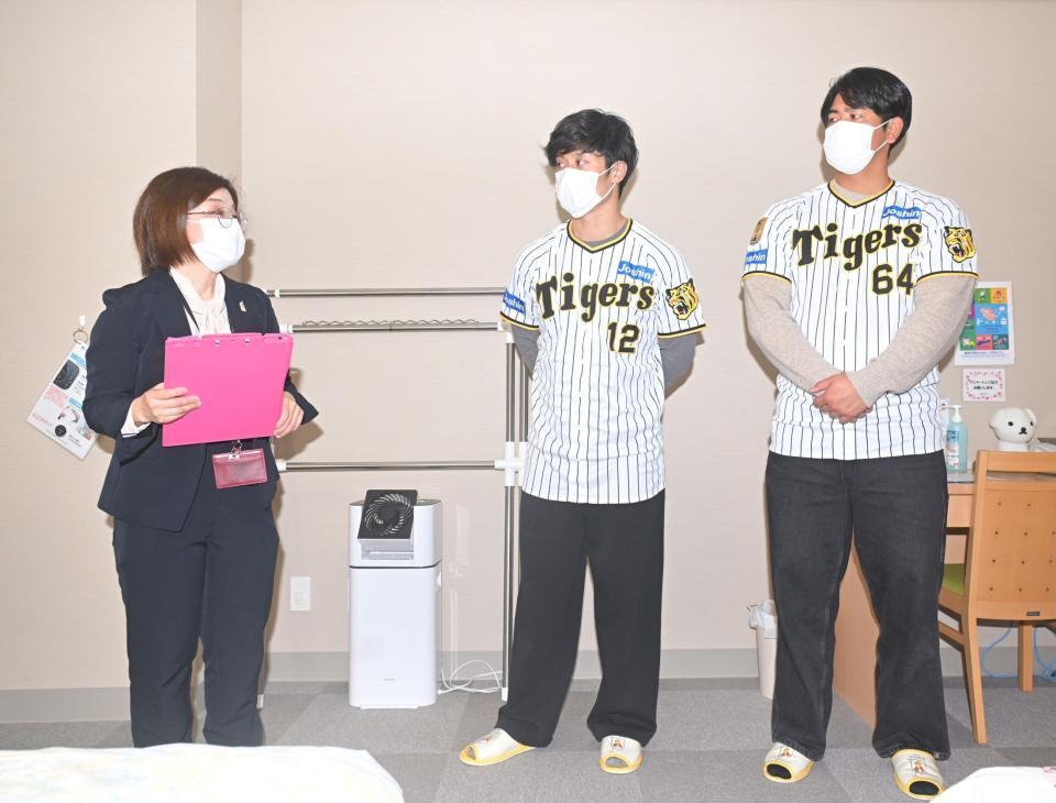 　施設を見学する坂本（中央）と岡留（右）＝撮影・石井剣太郎