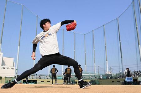 　思い出の詰まったグラウンドで、力強く投げ込む才木（撮影・田中太一）