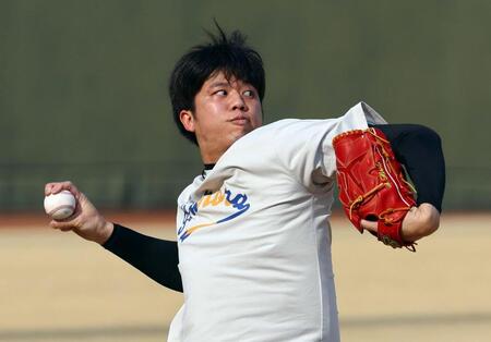 　キャッチボールする才木（撮影・山口登）