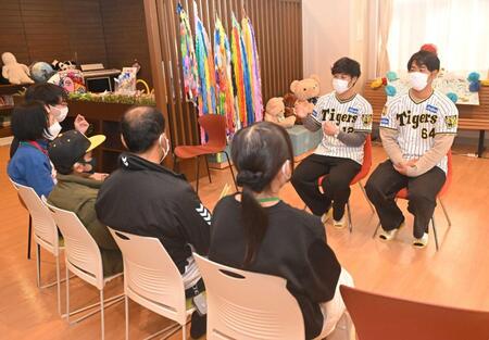 　スタッフらと交流する坂本（１２）と岡留（撮影・石井剣太郎）