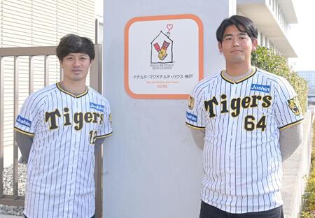 　施設を訪れた坂本（左）と岡留（撮影・石井剣太郎）