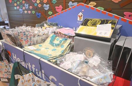 　坂本、岡留が病院に寄贈したタイガースグッズ（撮影・石井剣太郎）