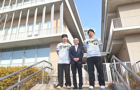 　兵庫県立こども病院（左奥）と神戸ハウス（右奥）を訪れ、飯島一誠院長と言葉を交わす坂本（左）と岡留（右）＝撮影・石井剣太郎