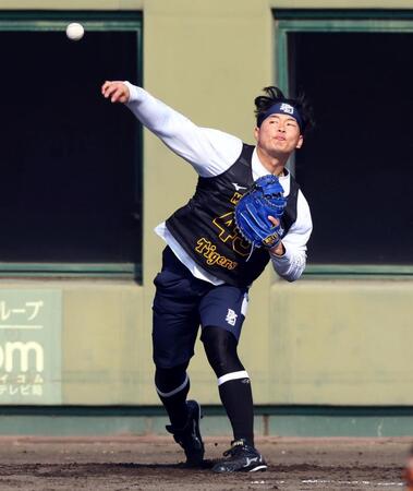 　二塁へ送球する町田（撮影・山口登）