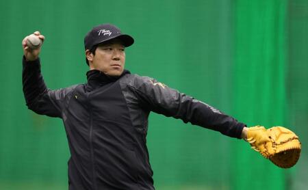 　キャッチボールをする大山（撮影・中田匡峻）