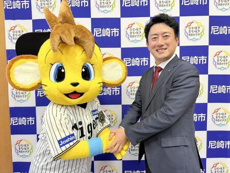 　握手をするコラッキーと松本尼崎市長（球団提供）