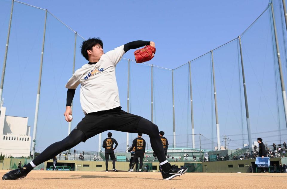 　思い出の詰まったグラウンドで、力強く投げ込む才木（撮影・田中太一）