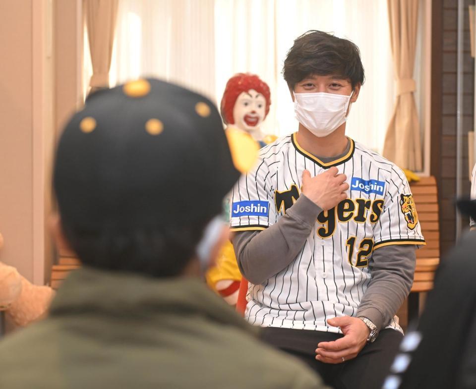 　笑顔で交流する坂本（撮影・石井剣太郎）