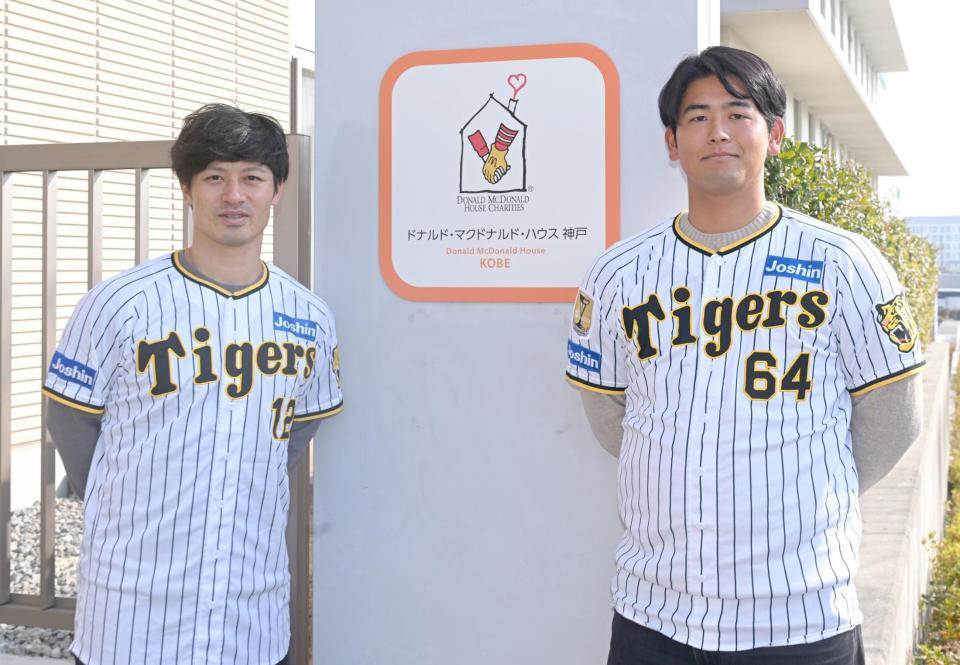 　施設を訪れた坂本（左）と岡留（撮影・石井剣太郎）