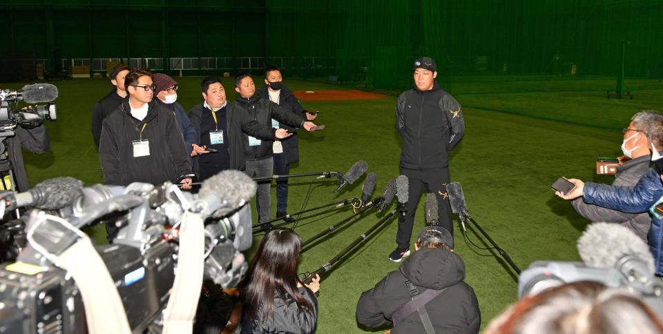 　自主トレ公開後、取材に応じる大山（撮影・中田匡峻）