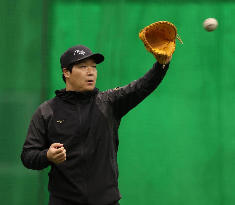 　キャッチボールをする大山（撮影・中田匡峻）