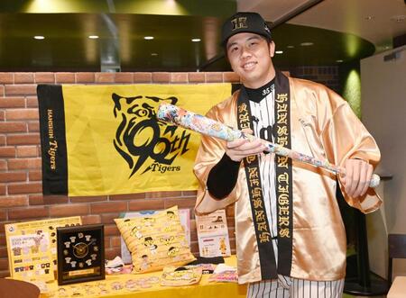 　伊万里鍋島焼のバットを手にする才木（撮影・田中太一）