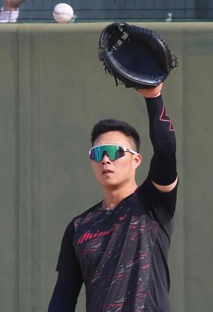 　キャッチボールをして体を動かす藤田（撮影・立川洋一郎）