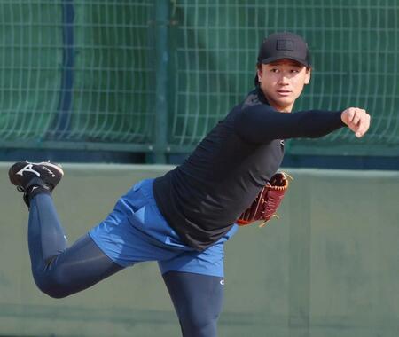 　キャッチボールをする森木