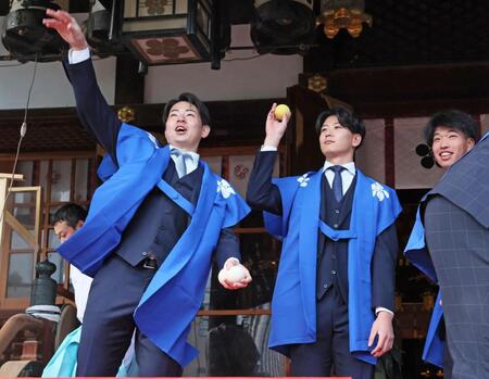 　初天神梅花祭に参加し、参拝者に福玉を投げ込む（左から）下村、山田、百崎（撮影・立川洋一郎）