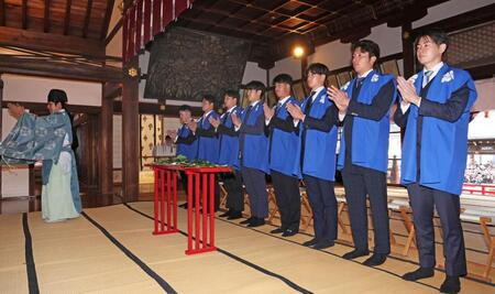 　参拝する（右から）下村、椎葉、山田、百崎、石黒、津田、松原、福島（撮影・立川洋一郎）