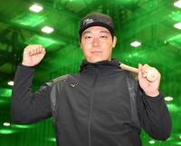 　バットを担ぎ、ガッツポーズをする大山（撮影・中田匡峻）