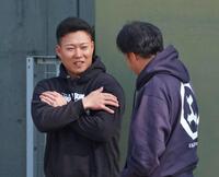 　野村バッテリーコーチ（右）と話し込む藤田（撮影・立川洋一郎）