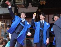 　初天神梅花祭に参加し、参拝者に福玉を投げ込む（左から）下村、山田、百崎（撮影・立川洋一郎）